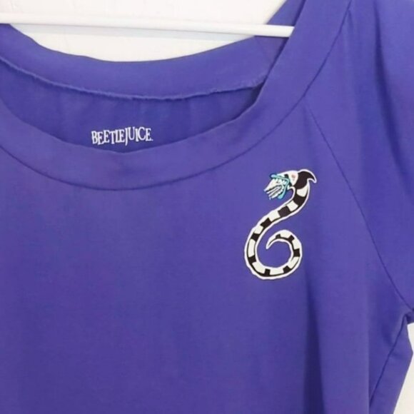 Warner Bros Beetlejuice Womens Plus Size 3 Snake Foxy Purple Blouse Boat Neck Ca - Picture 3 of 4